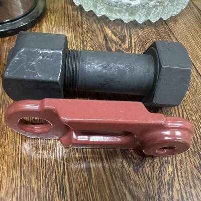 Screws, chains, drive teeth, and screws for the tracks of excavators and bulldozers